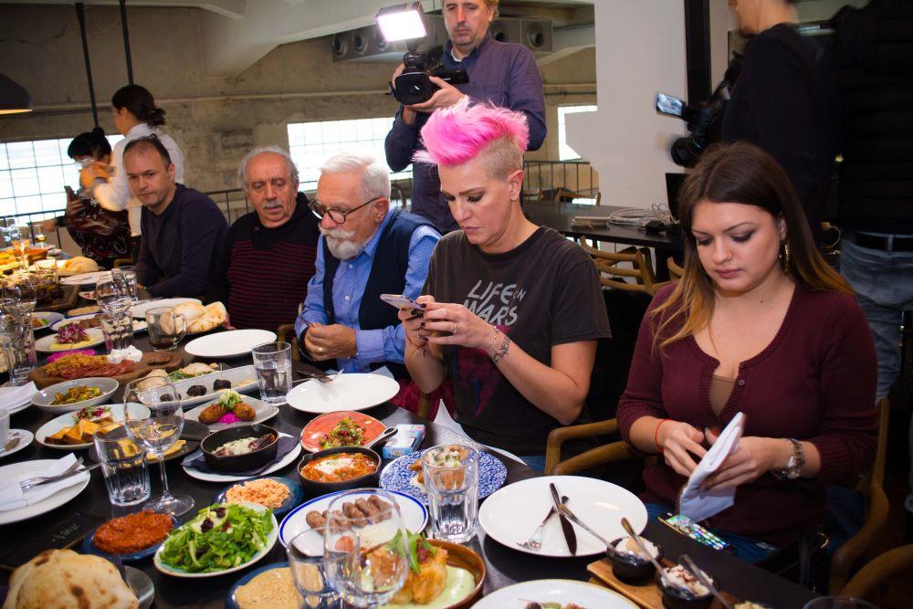 <p>Kulinarski kanal 24Kitchen priredio je ekskluzivni ručak za "najvećim stolom na Balkanu", tokom kojeg je predstavio novu emisiju "Nova balkanska kuhinja sa <strong>Božanom</strong>" i inicijativu za lepši izgled balkanske kuhinje #BalCanDoit.</p>