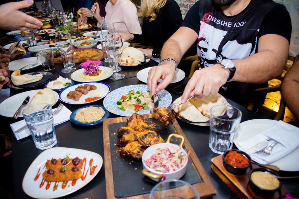 <p>Kulinarski kanal 24Kitchen priredio je ekskluzivni ručak za "najvećim stolom na Balkanu", tokom kojeg je predstavio novu emisiju "Nova balkanska kuhinja sa <strong>Božanom</strong>" i inicijativu za lepši izgled balkanske kuhinje #BalCanDoit.</p>