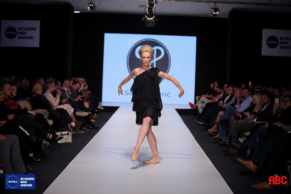<p>Dizajnerki <strong>Suzani Perić </strong>pripala je čast da se po prvi put predstavi sarajevskoj publici, te velikim uspehom upriliči poslednje veče najvećeg modnog događaja u Bosni i Hercegovini, 39. Nivea BH Fashion Week Sarajevo.</p>