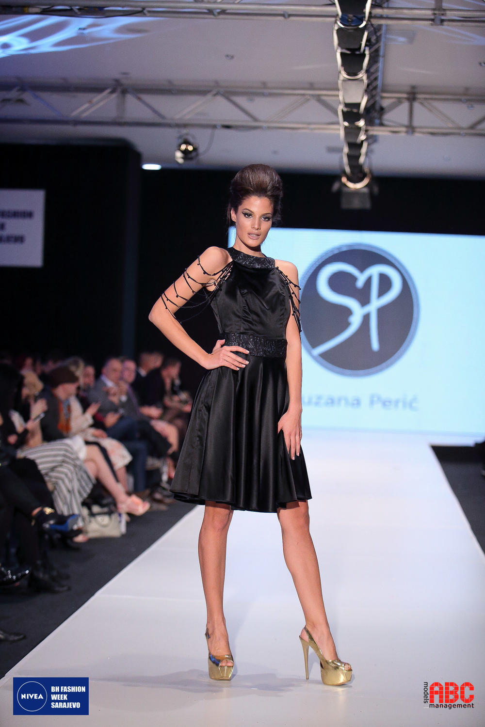 <p>Dizajnerki <strong>Suzani Perić </strong>pripala je čast da se po prvi put predstavi sarajevskoj publici, te velikim uspehom upriliči poslednje veče najvećeg modnog događaja u Bosni i Hercegovini, 39. Nivea BH Fashion Week Sarajevo.</p>