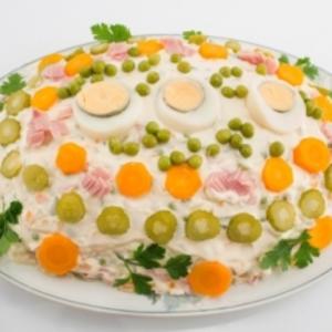 Najjednostavniji način pripreme jela koje se uvek nađe na mnogim trpezama: Napravite čuvenu rusku salatu (RECEPT)