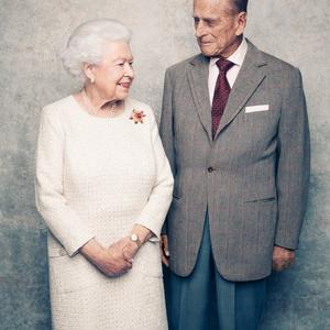 Videla ga je sa 13 godina i odmah je znala da je on taj: Kraljica Elizabeta i princ Filip proslavili 70 godina braka (FOTO)