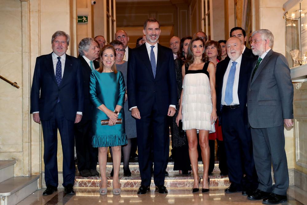 <p>Samo u godini na izmaku, suprugu španskog kralja Felipea videli smo u haljini koja košta 6.000 dinara, bluzi vrednoj tridesetak evra i mnogim drugim pristupačnim komadima - i uvek je izgledala savršeno!</p>