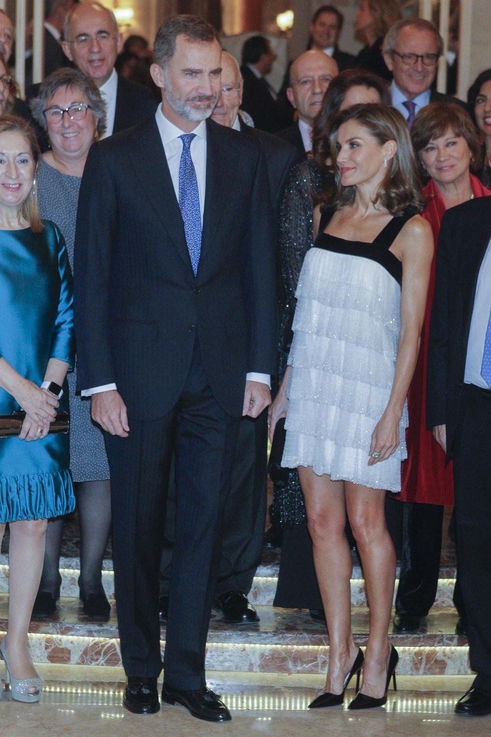 <p>Supruga španskog kralja Felipea poznata je po odmerenim odevnim kombinacijama, ali ume da bude i te kako smela kada je dužina haljine u pitanju.</p>