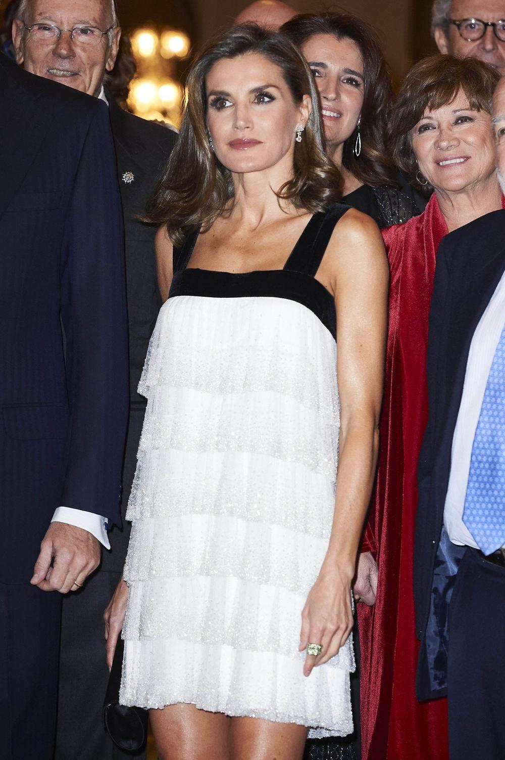 <p>Supruga španskog kralja Felipea poznata je po odmerenim odevnim kombinacijama, ali ume da bude i te kako smela kada je dužina haljine u pitanju.</p>