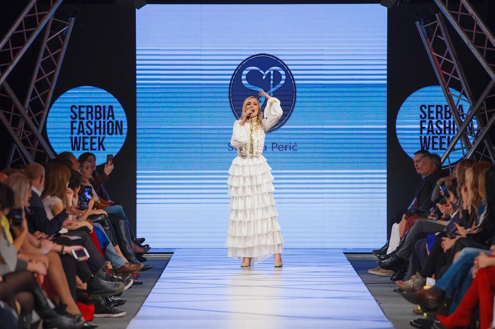 <p>Revijalni deo najuspešnijeg izdanja Serbia Fashion Weeka koji je posetilo više od 35.000 ljudi završen je sinoć uz sjajne revije i tradicionalno slavlje celog tima ove manifestacije i publike.</p>