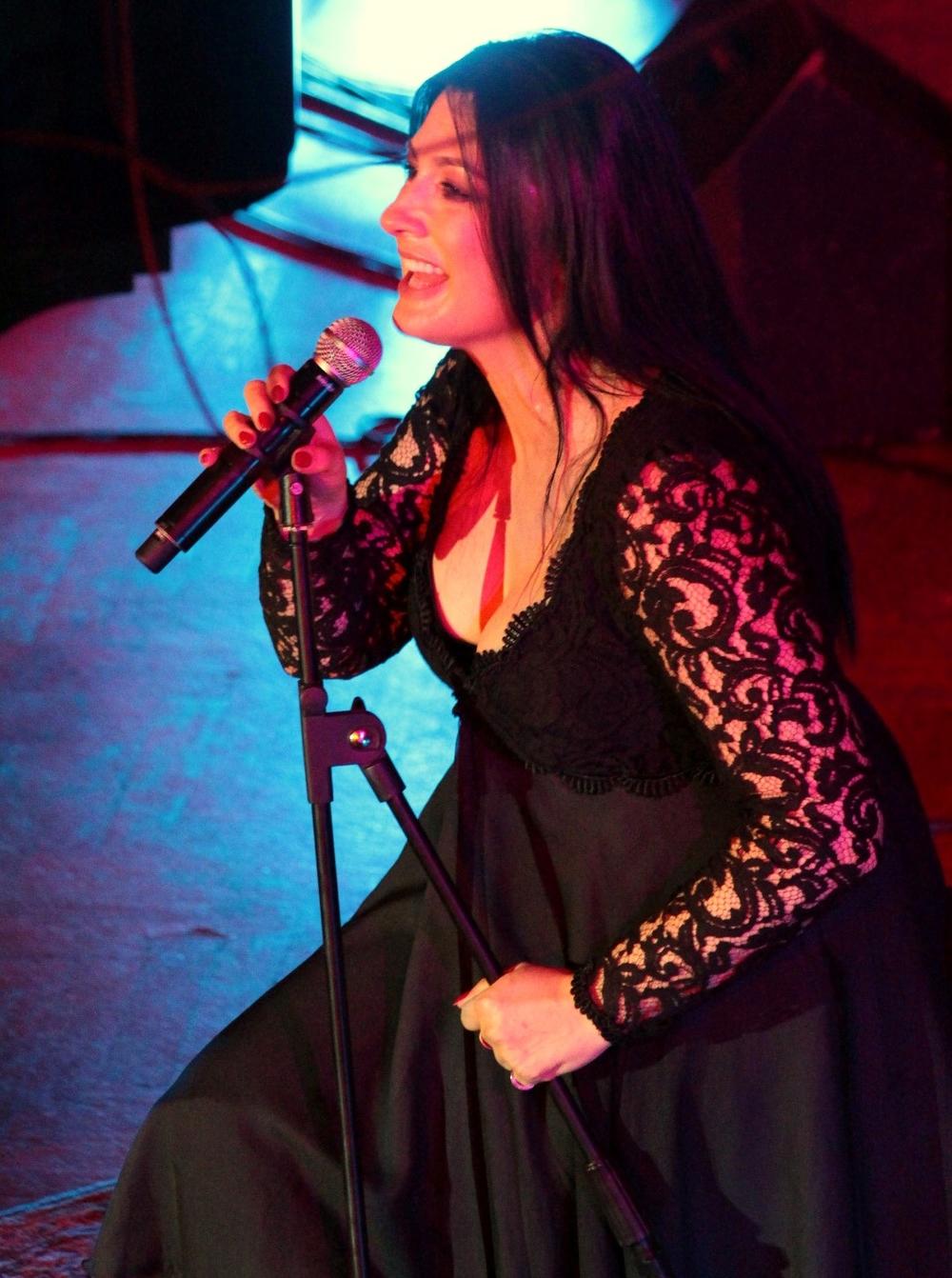 <p>Najveća makedonska pop zvezda i jedna od najvećih pop zvezda i vokala na Balkanu, Kaliopi, za vikend je održala koncerte na Kolarcu.</p>
