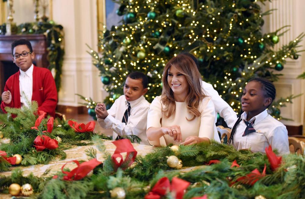 <p>Prva dama Amerike našla se u ulozi domaćice kada je grupa mališana posetila Belu kuću i uživala u prazničnoj dekoraciji.</p>