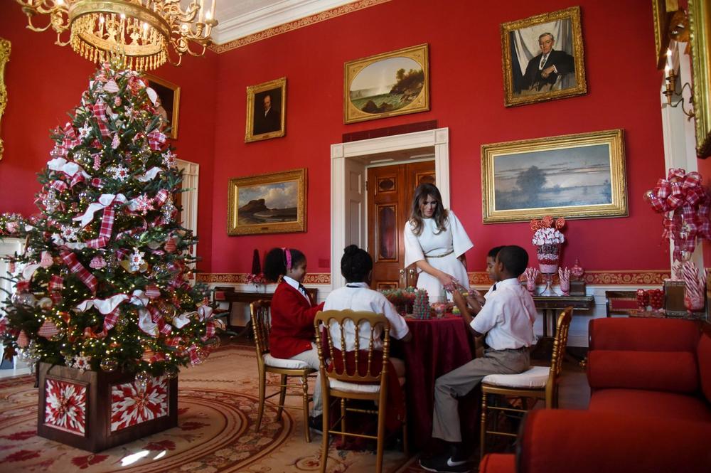<p>Prva dama Amerike našla se u ulozi domaćice kada je grupa mališana posetila Belu kuću i uživala u prazničnoj dekoraciji.</p>