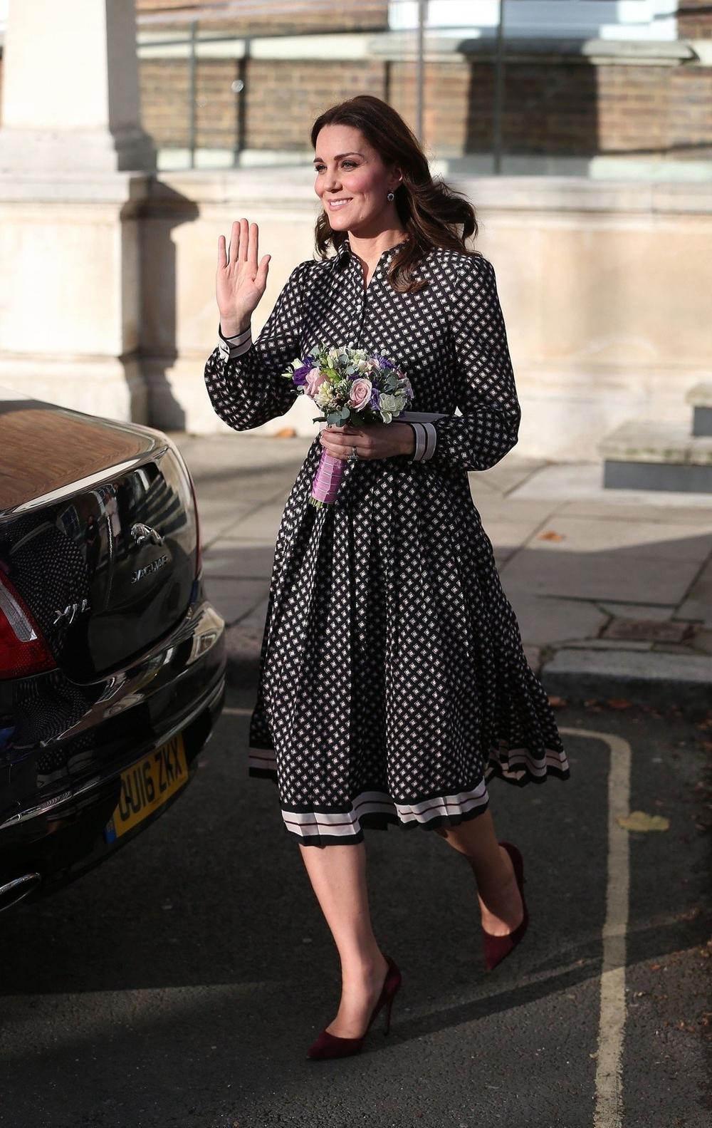 <p>Vojvotkinja od Kembridža uskoro više neće biti jedina modna ikona u britanskoj kraljevskoj porodici, a njeno prvo pojavljivanje u javnosti nakon što je njen dever objavio da se ženi pokazalo je da je pred Megan Markl ogroman izazov.</p>