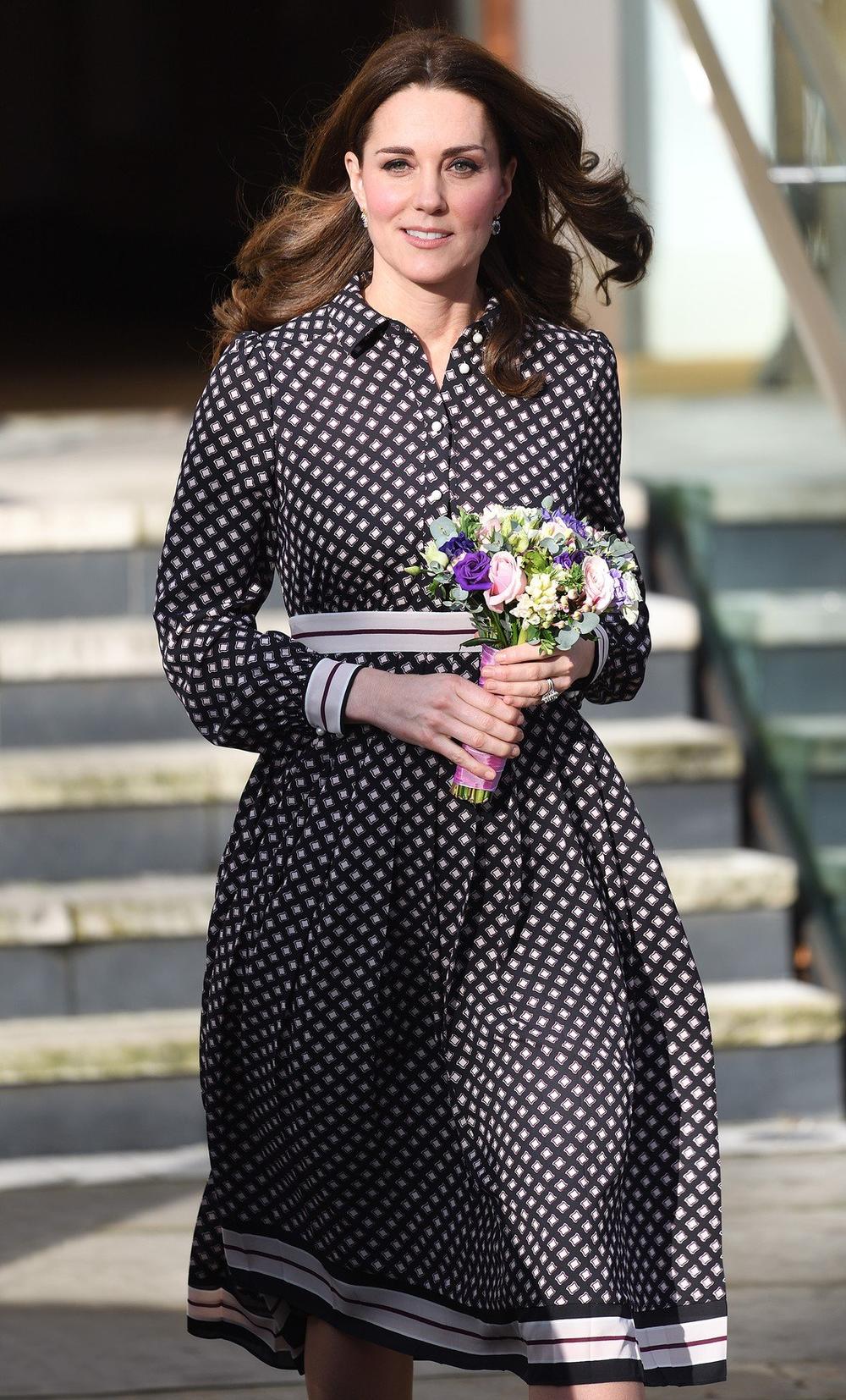 <p>Vojvotkinja od Kembridža uskoro više neće biti jedina modna ikona u britanskoj kraljevskoj porodici, a njeno prvo pojavljivanje u javnosti nakon što je njen dever objavio da se ženi pokazalo je da je pred Megan Markl ogroman izazov.</p>