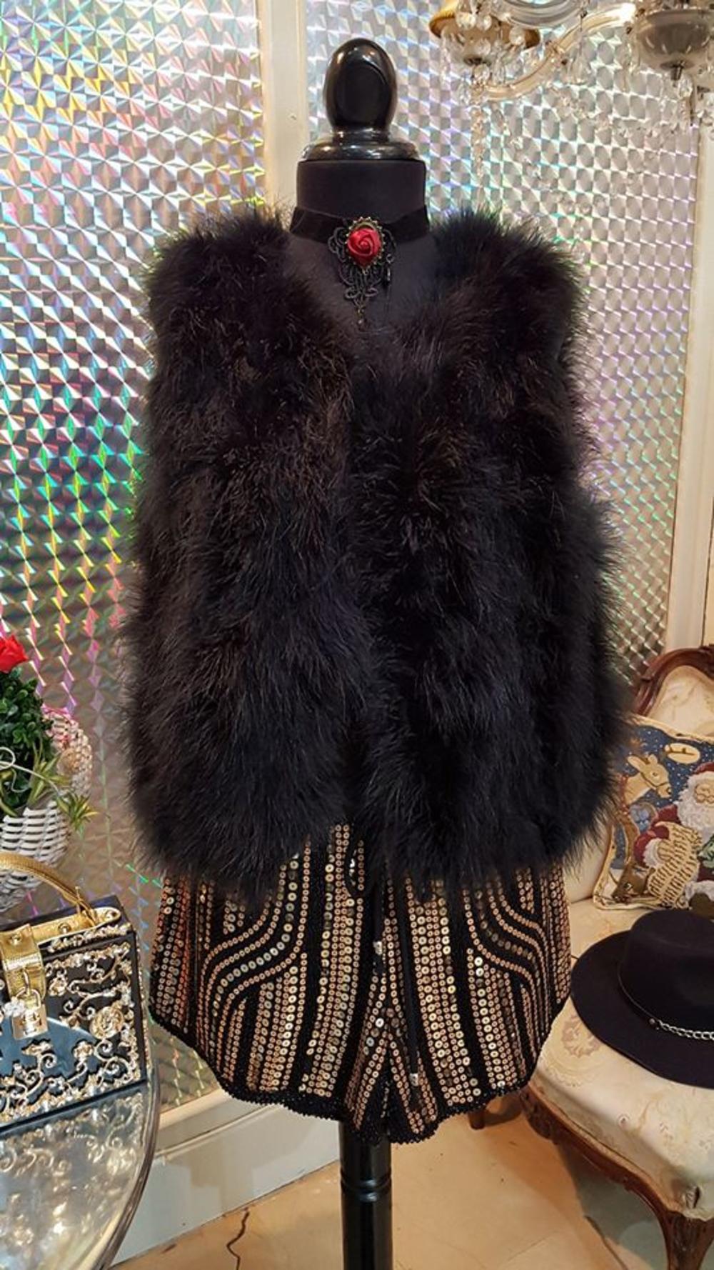 <p>Zima je zakucala na vrata, pa je vreme je da iz ormana izvadimo topliju garderobu! I u hladnijim danima, moguće je da budemo primećene i šik, a da se u isto vreme osećamo udobno i ugrejano. Pogledajte šest hit komada koji su moderni, kvalitetni i svakom stajlingu će dati lični pečat.</p>