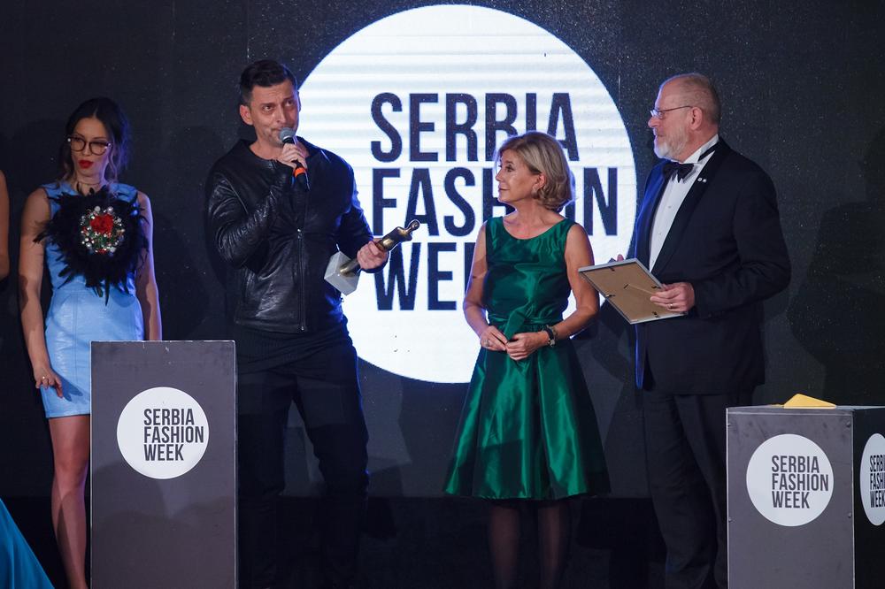 <p>Kraj novembarskog Serbia Fashion Weeka obeležen je svečanom dodelom nagrada, Serbia Fashion Awards u ambasadi Italije, u Beogradu.</p>