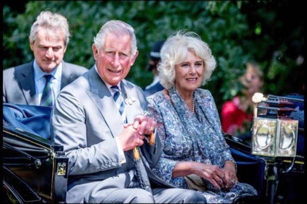 <p>Britanski tabloidi, uvek željni senzacije i "prljavštine" o pripadnicima kraljevske porodice, bili su van sebe kada su se u javnosti pojavio transkript "seksi" razgovora princa Čarlsa i Kamile Parker Bouls, samo tri meseca nakon što se on razveo od ledi Dajane.</p>