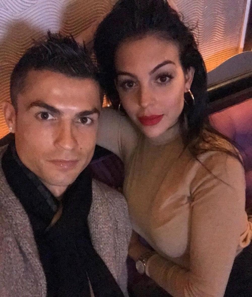 <p>Dok fudbaler Kristijano Ronaldo i manekenka Georgina Rodrigez uživaju u porodičnoj idili i čekaju blizance, njena porodica nije oduševljena njihovom bajkovitom pričom</p>
