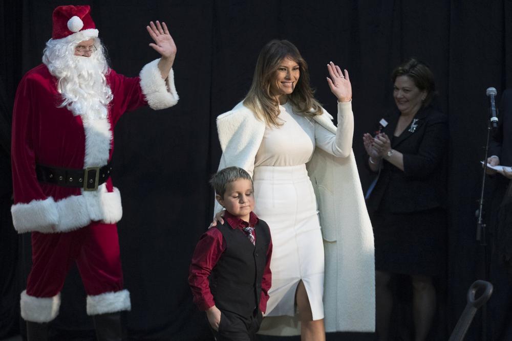 <p>Prva dama Amerike juče je posetila Nacionalnu dečju bolnicu u Vašingtonu, gde je provela dan s najmlađima i Deda Mrazom i dozvolila nam da je upoznamo iz drugog ugla.</p>