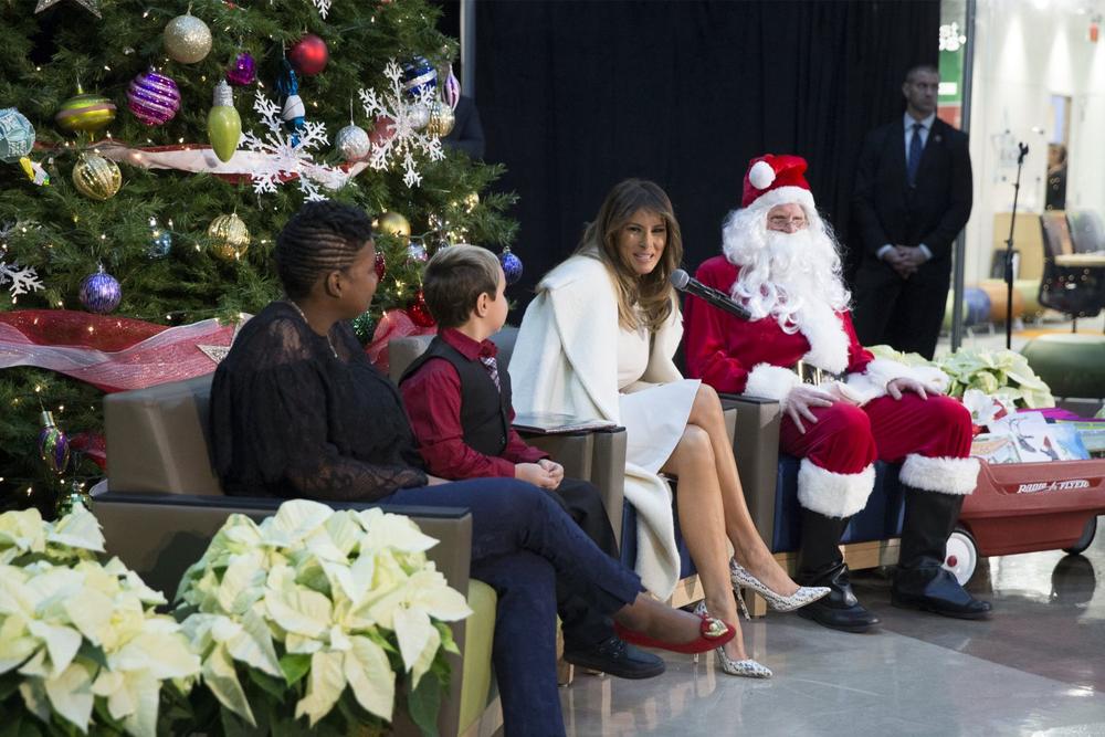 <p>Prva dama Amerike juče je posetila Nacionalnu dečju bolnicu u Vašingtonu, gde je provela dan s najmlađima i Deda Mrazom i dozvolila nam da je upoznamo iz drugog ugla.</p>