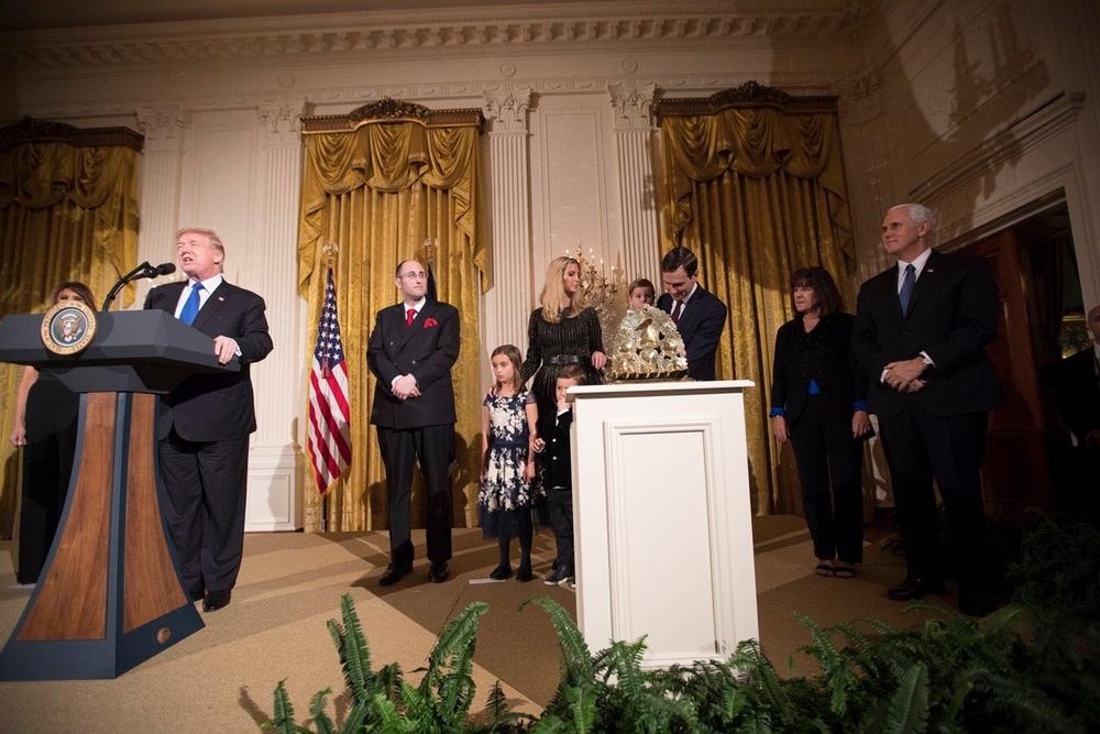 <p>Pre nekoliko dana predsednik Amerike <strong>Donald Tramp</strong> i njegova porodica priredili su u Beloj kući prijem povodom Hanuke, a najviše pažnje privukla je <em>prva ćerka</em><strong> Ivanka Tramp</strong>.</p>