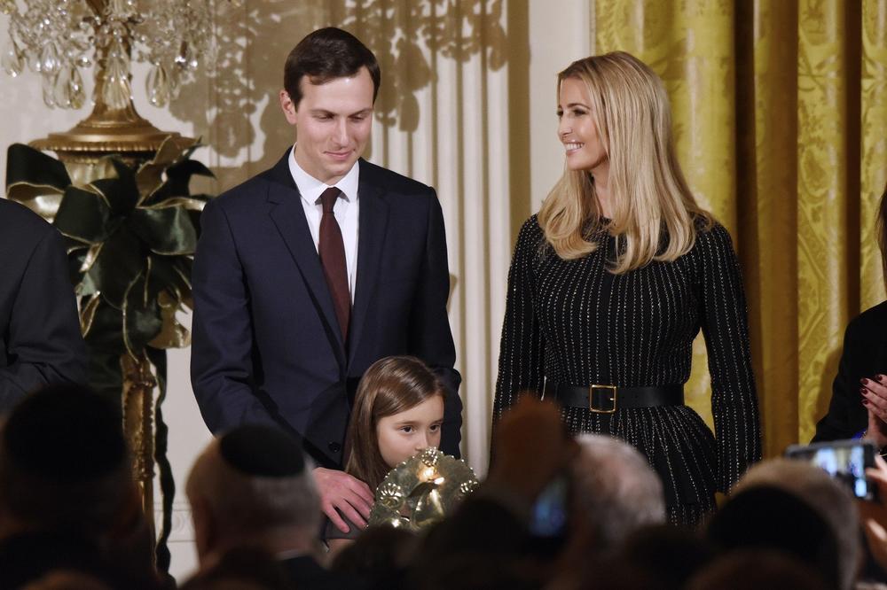 <p>Pre nekoliko dana predsednik Amerike <strong>Donald Tramp</strong> i njegova porodica priredili su u Beloj kući prijem povodom Hanuke, a najviše pažnje privukla je <em>prva ćerka</em><strong> Ivanka Tramp</strong>.</p>