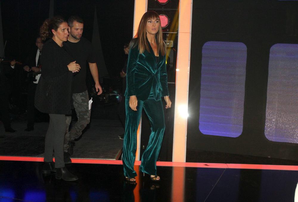 <p>Pevačica Aleksandra Radović u elegantnoj haljini donela je holivudski glamur u Zagreb.</p>