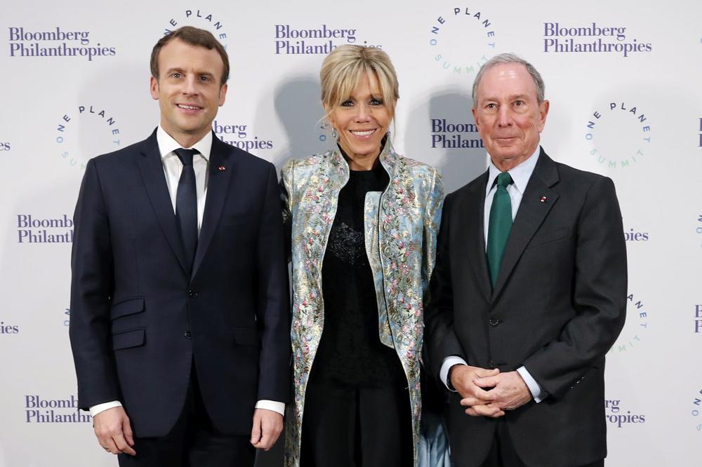<p>U Parizu počinje Samit o klimatskim promenama, te ćemo u narednim danima uživati u pogledu na modne odabire prve dame Francuske.</p>