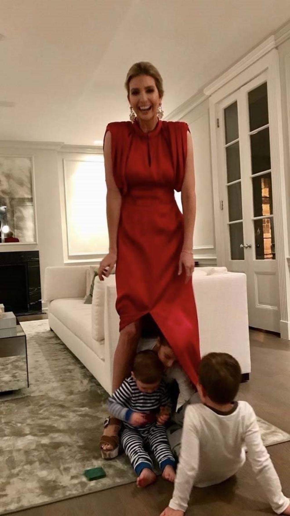 <p>Ćerka američkog predsednika Donalda Trampa pokazala je pre nekoliko dana kako je biti mama troje mališana. Mali nagoveštaj: veoma, veoma zabavno!</p>