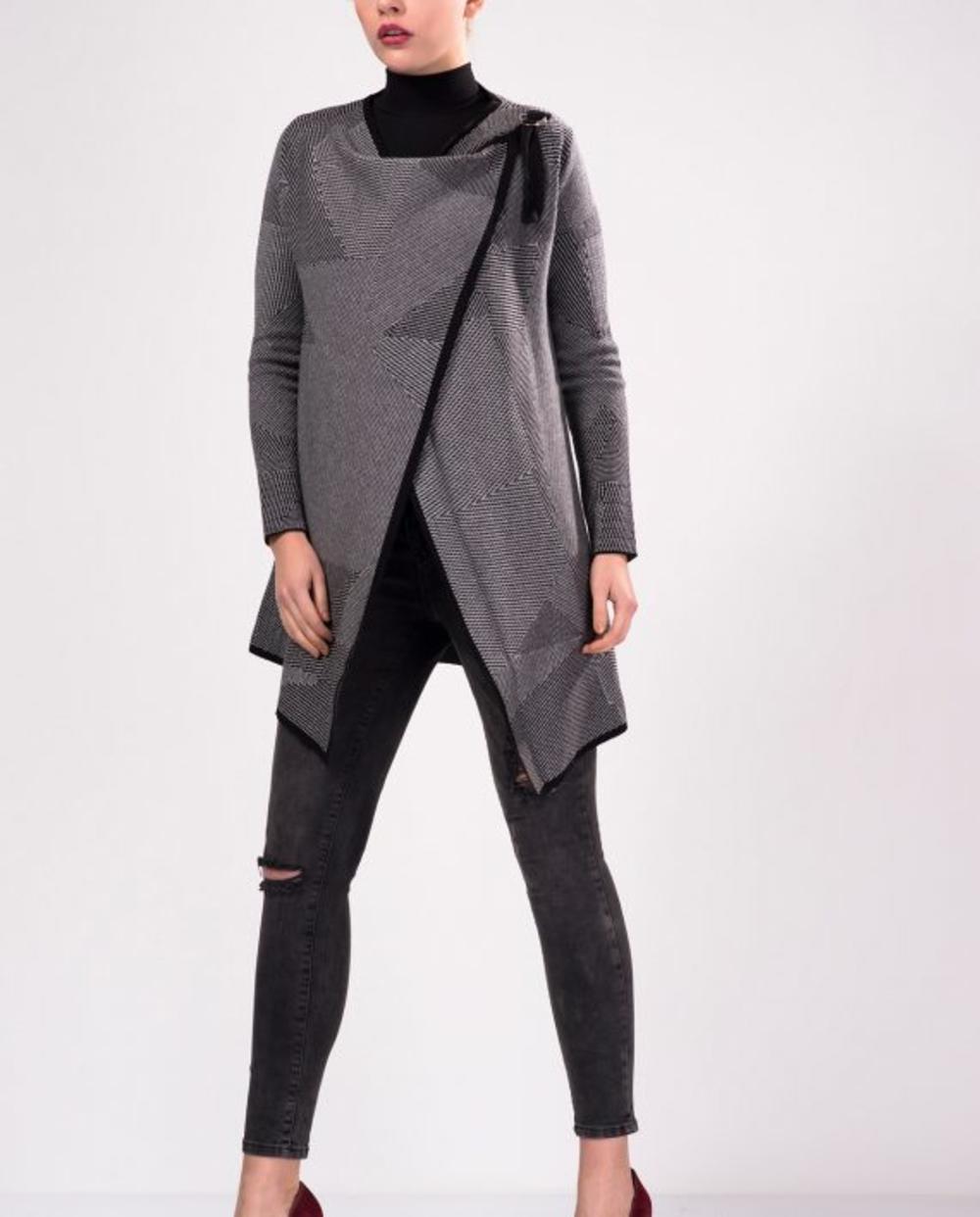 <p>Kardigan je komad koji ne samo da će vas zagrejati u hladnim danima, nego će i vaš celokupni uotfit učiniti modernim i upečatljivim. Veoma su laki za kombinovanje, odlično idu uz džins, ali i uz neke elegantnije stajlinge. Pogledajte tri predloga, koja su osvojila mnoge.</p>