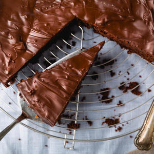 SLATKIŠ ZA SVAKU PRILIKU: Brownie torta sa mlečnim filom!