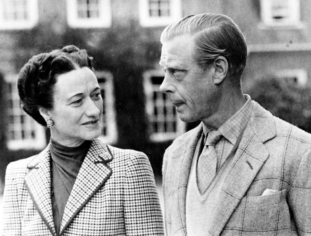 <p>Stric <strong>Elizabete Druge</strong> i tadašnji kralj suprotstavio se konzervativnom narodu, Crkvi, svojoj porodici, tradiciji i političkim liderima Britanije i 1936. godine zaprosio ženu koja mu je bila zabranjena.</p>
