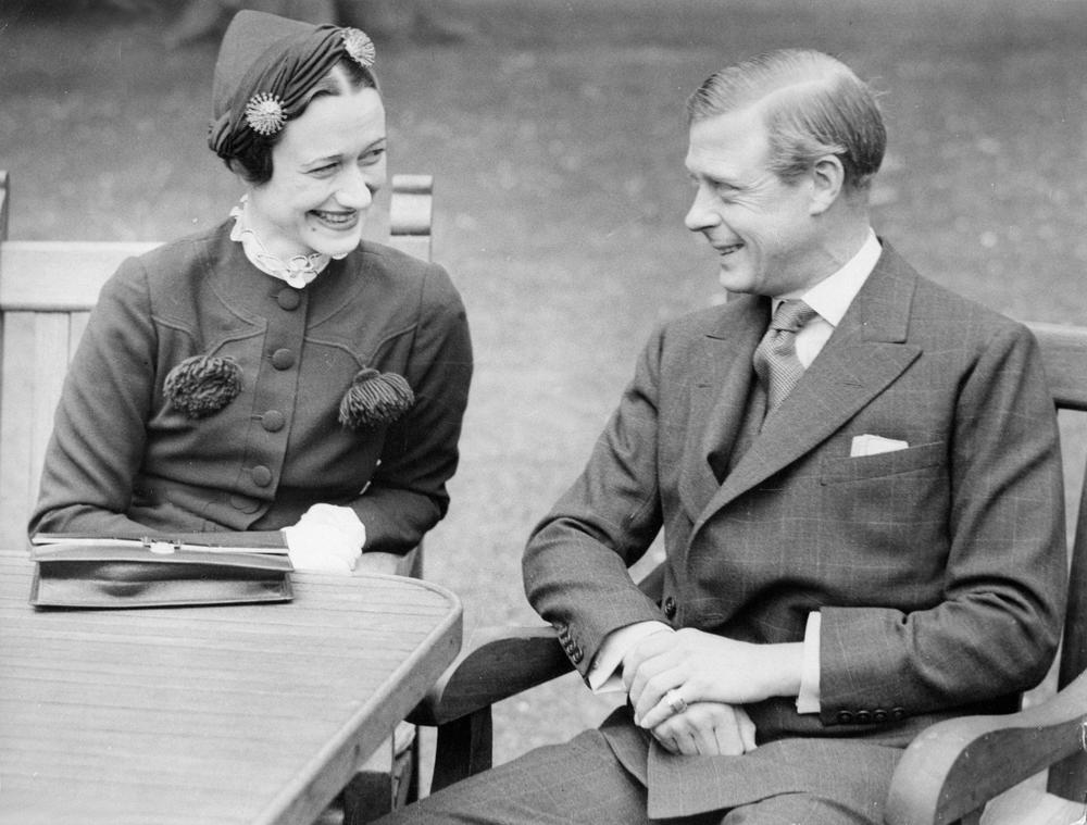 <p>Stric <strong>Elizabete Druge</strong> i tadašnji kralj suprotstavio se konzervativnom narodu, Crkvi, svojoj porodici, tradiciji i političkim liderima Britanije i 1936. godine zaprosio ženu koja mu je bila zabranjena.</p>