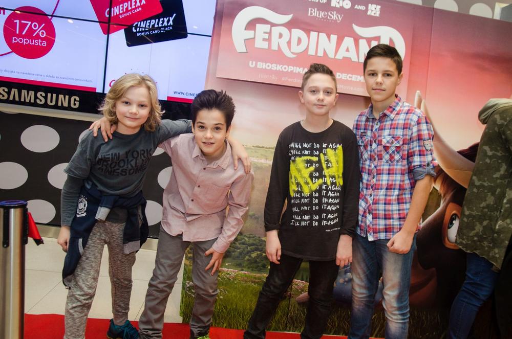 <p>Publika koja je prisustvovala domaćoj premijeri filma “Ferdinand” proteklog vikenda u bioskopu Cineplexx Delta City imala je priliku da uživa u toploj i šarmantnoj priči koja je osvojila srca ljudi širom sveta, i da se druži sa glumcima koji su pozajmili glasove likovima iz ovog dugoiščekivanog animiranog filma. Crvenim tepihom su prošetali glumci sinhronizacije Aleksandar Radojičić, Milena Živanović, Dejan Dedić, Stefan Bundalo, Igor Lazić Niggor, Srđan Čolić (Moby Dick), Ivona Rambosek, Milan Pajić, kao i mnoge javne ličnosti iz sveta filma i muzike u pratnji dece - Ana Štajdohar i Nikola Demonja, Leontina Vukomanović, Ana Kokić, Milena Marić Subašić, i mlade zvezdice u usponu Mateja Vukašinović i Darija Vračević.</p>