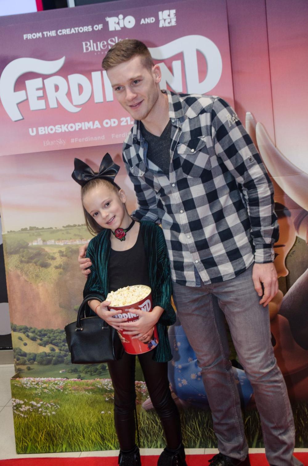 <p>Publika koja je prisustvovala domaćoj premijeri filma “Ferdinand” proteklog vikenda u bioskopu Cineplexx Delta City imala je priliku da uživa u toploj i šarmantnoj priči koja je osvojila srca ljudi širom sveta, i da se druži sa glumcima koji su pozajmili glasove likovima iz ovog dugoiščekivanog animiranog filma. Crvenim tepihom su prošetali glumci sinhronizacije Aleksandar Radojičić, Milena Živanović, Dejan Dedić, Stefan Bundalo, Igor Lazić Niggor, Srđan Čolić (Moby Dick), Ivona Rambosek, Milan Pajić, kao i mnoge javne ličnosti iz sveta filma i muzike u pratnji dece - Ana Štajdohar i Nikola Demonja, Leontina Vukomanović, Ana Kokić, Milena Marić Subašić, i mlade zvezdice u usponu Mateja Vukašinović i Darija Vračević.</p>