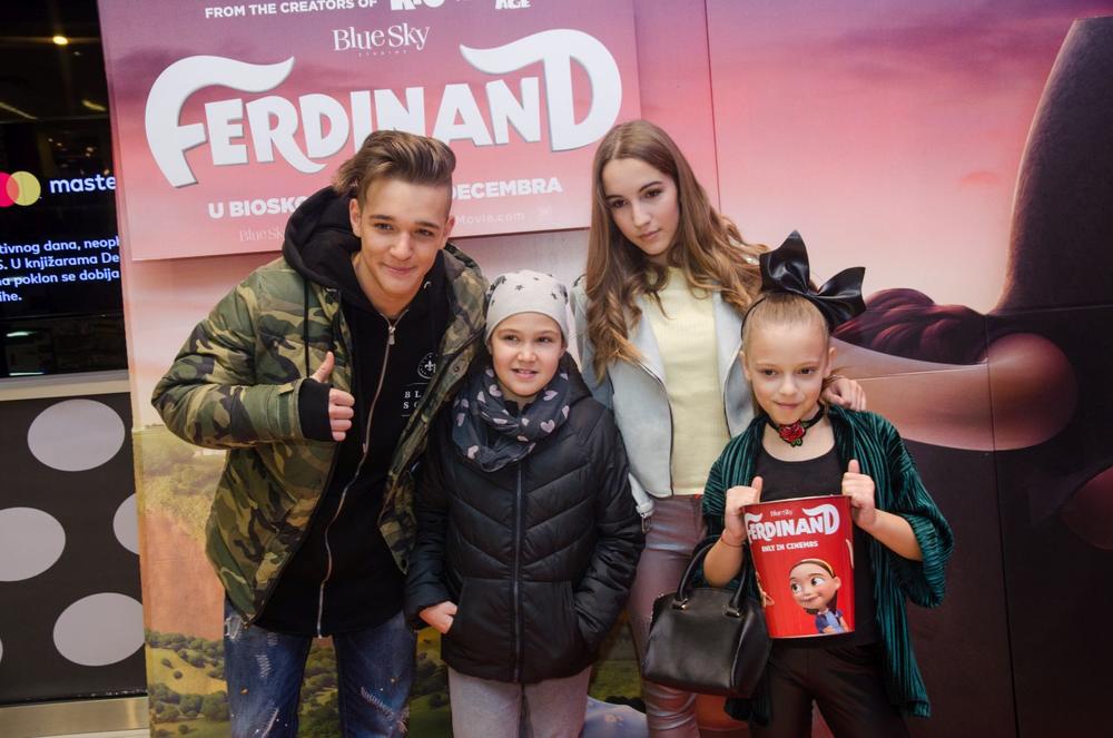 <p>Publika koja je prisustvovala domaćoj premijeri filma “Ferdinand” proteklog vikenda u bioskopu Cineplexx Delta City imala je priliku da uživa u toploj i šarmantnoj priči koja je osvojila srca ljudi širom sveta, i da se druži sa glumcima koji su pozajmili glasove likovima iz ovog dugoiščekivanog animiranog filma. Crvenim tepihom su prošetali glumci sinhronizacije Aleksandar Radojičić, Milena Živanović, Dejan Dedić, Stefan Bundalo, Igor Lazić Niggor, Srđan Čolić (Moby Dick), Ivona Rambosek, Milan Pajić, kao i mnoge javne ličnosti iz sveta filma i muzike u pratnji dece - Ana Štajdohar i Nikola Demonja, Leontina Vukomanović, Ana Kokić, Milena Marić Subašić, i mlade zvezdice u usponu Mateja Vukašinović i Darija Vračević.</p>