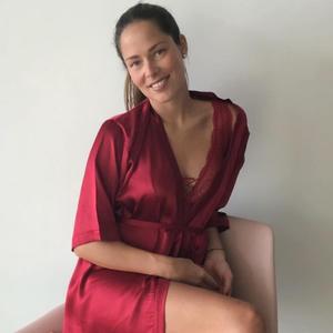 Seksi bordo svilena spavaćica koja je ocrtala njen stomačić u šetom mesecu: Ana Ivanović je ovom fotografijom obezbedila titulu najseksepilnije trudnice (FOTO)
