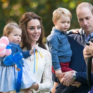 Princ Džordž i princeza Šarlot su neodoljivi: Praznična čestitka kraljevske porodice topi i najhladnija srca (FOTO)