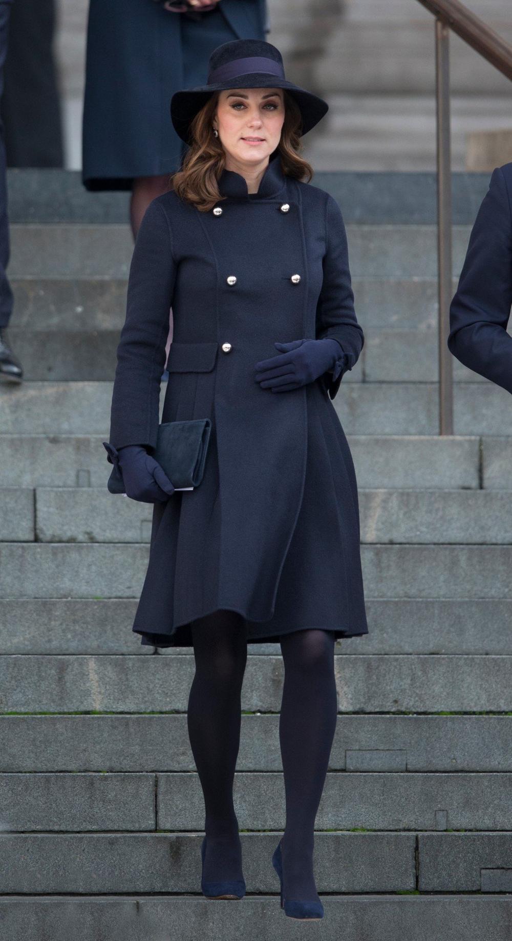 <p><br />
Stil vojvotkinje od Kembridža prati određeni šablon, ali nikad nije dosadan, a deo njene jesenje i zimske modne magije nesumnjivo potiče iz očaravajućih kaputa. Britanski mediji sada su ih (vrlo!) temeljno analizirali....</p>