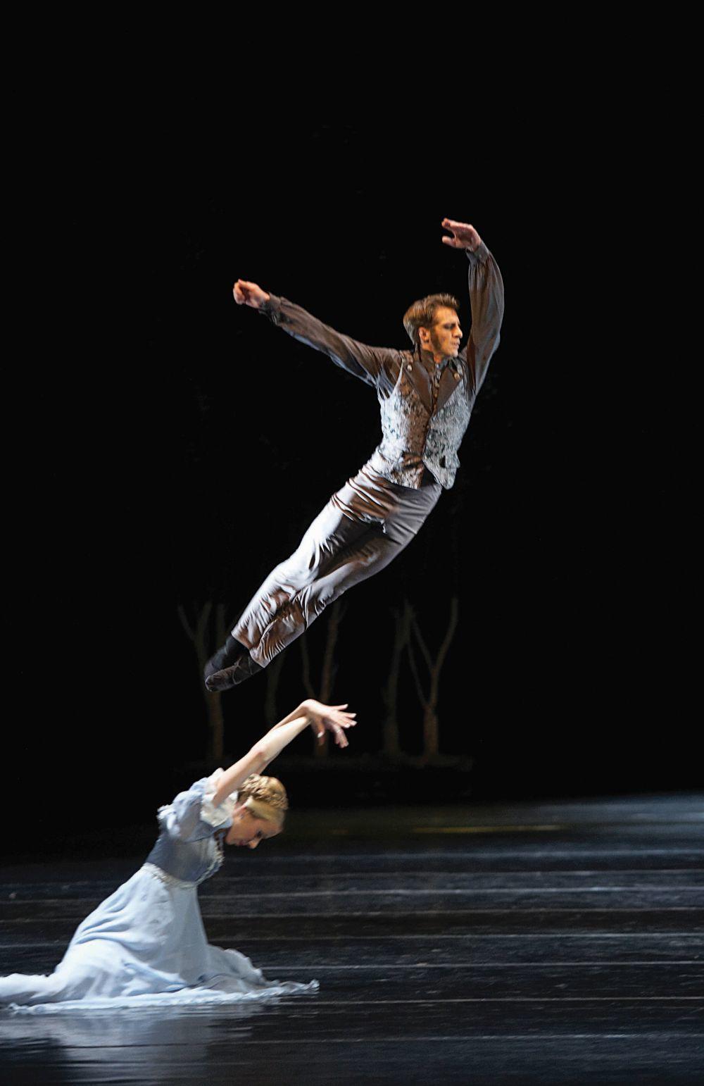 <p>U subotu 23. decembra u 19:30 sati, na Velikoj sceni Narodnog pozorišta biće izvedena prva baletska premijera u ovoj sezoni. U pitanju je "<strong>Evgenije Onjegin</strong>", na muziku <strong>P. I. Čajkovskog</strong>.</p>