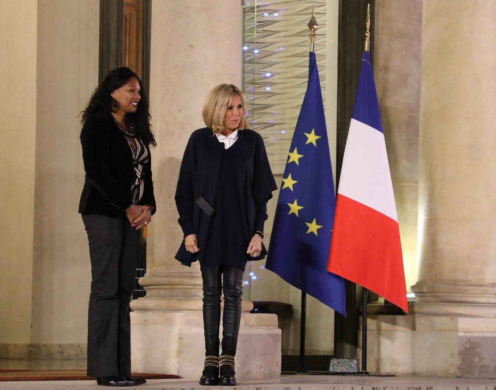 <p>Iako smo navikli da je viđamo u kratkim suknjama, to nije jedini način koji supruga predsednika Francuske bira da izmami svima uzdahe.</p>