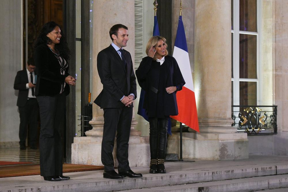 <p>Iako smo navikli da je viđamo u kratkim suknjama, to nije jedini način koji supruga predsednika Francuske bira da izmami svima uzdahe.</p>