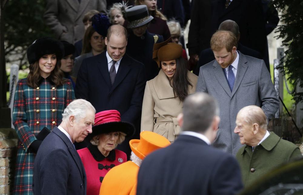 <p>Okupljeni poštovaoci kraljevske porodice pozdravljali su na božićnoj misi članove slavne monarhije, a posebnu pažnju privukle su buduće jetrve</p>