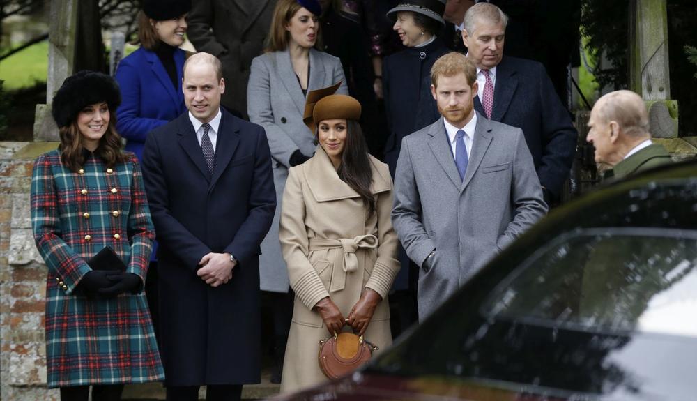 <p>Okupljeni poštovaoci kraljevske porodice pozdravljali su na božićnoj misi članove slavne monarhije, a posebnu pažnju privukle su buduće jetrve</p>