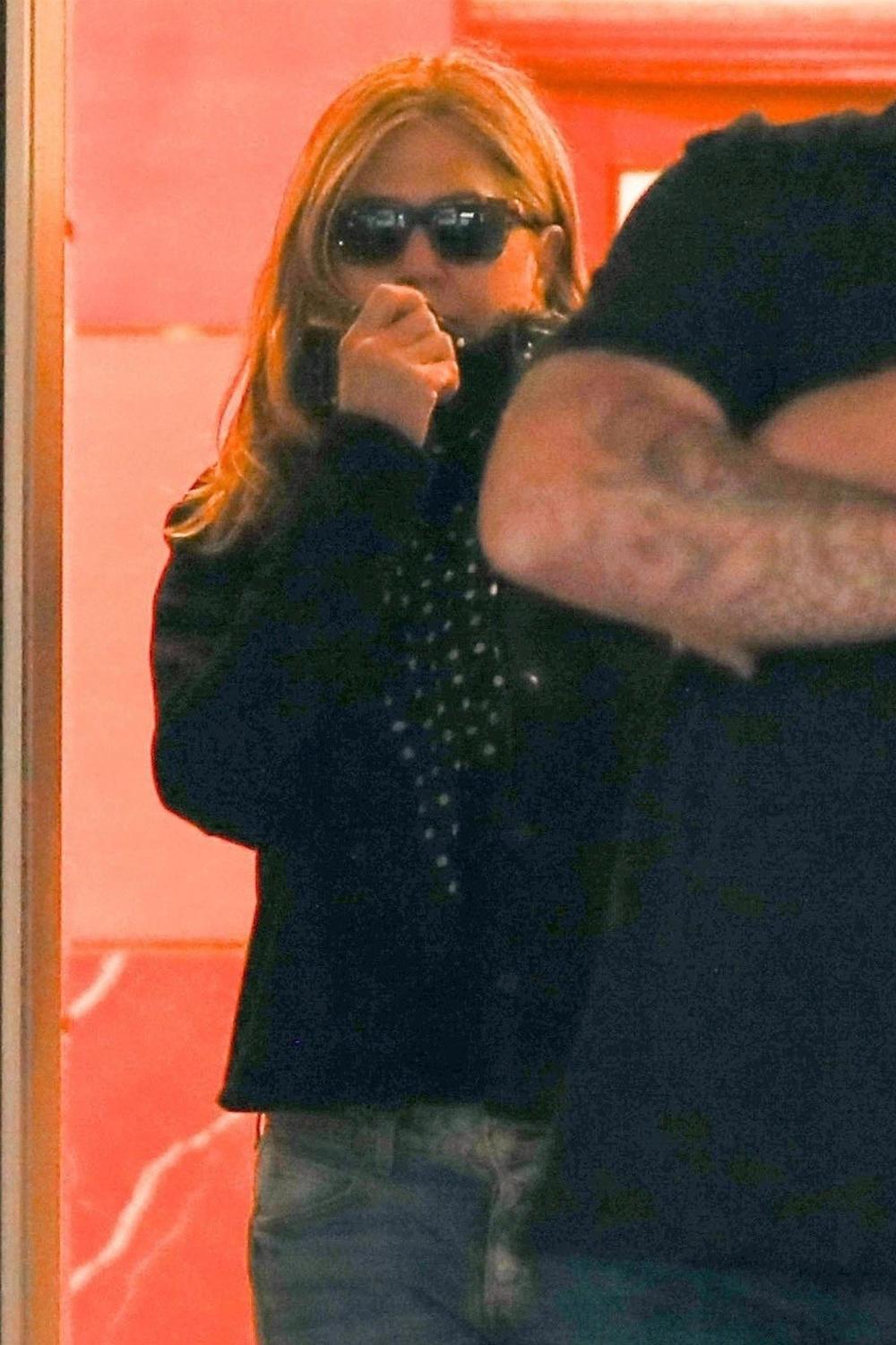 <p>Tokom božićne kupovine, glumac Džastin Teru je bezbrižno ćaskao s ženom nepoznatom javnosti, a ni njegova supruga Dženifer Aniston nije bila sama...</p>