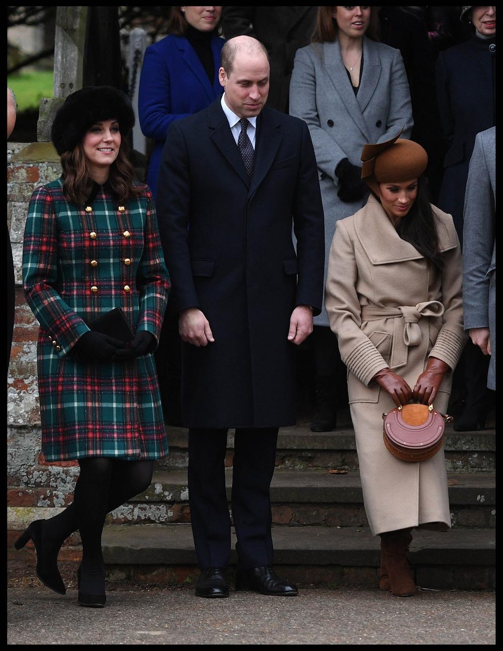 <p>Buduća supruga princa Harija i buduća vojvotkinja od Saseksa danas je trebalo da se pokloni kraljici Elizabeti II na božićnoj misi, a kamere su zabeležile kako lepa Megan paniči zbog toga.</p>
