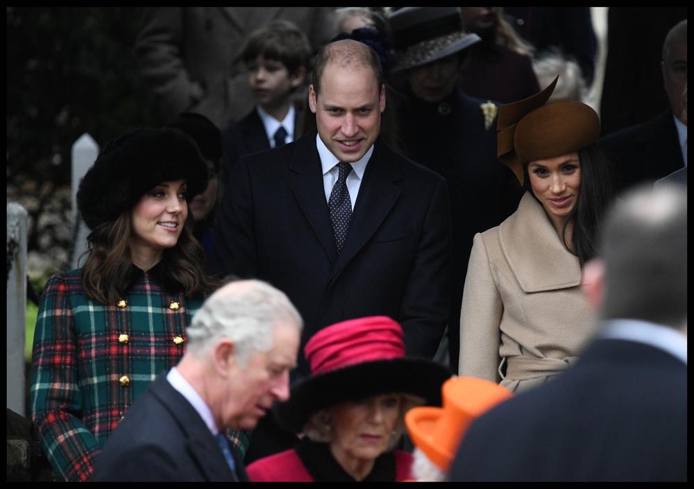 <p>Buduća supruga princa Harija i buduća vojvotkinja od Saseksa danas je trebalo da se pokloni kraljici Elizabeti II na božićnoj misi, a kamere su zabeležile kako lepa Megan paniči zbog toga.</p>