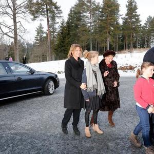 Skromni i obični: Norveška kraljevska porodica u sasvim jednostavnom izdanju za božićnu misu (FOTO)