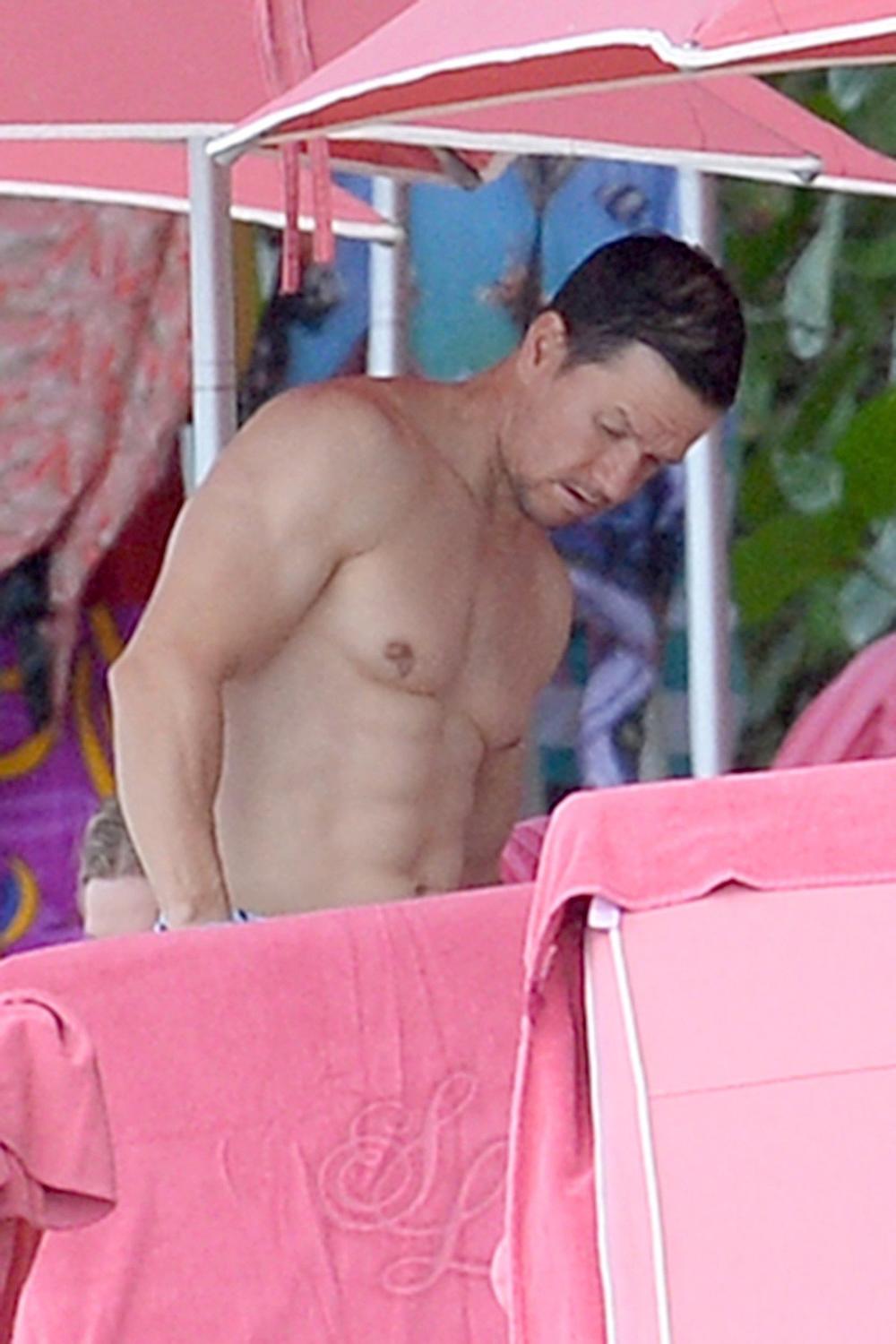 <p>Davne 1992. godine, ovaj atraktivni glumac, reper i maneken reklamirao je donji veš. Dve i po decenije kasnije, ponovo bi mogao da pozira na isti način!</p>