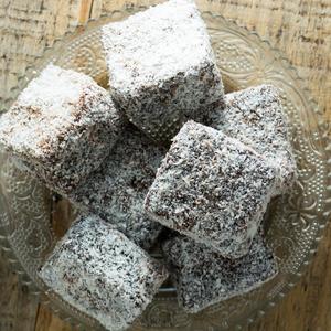 Za 20 minuta gotov od čokolade i kokosa: Napravite čupavce sa piškotama (RECEPT)