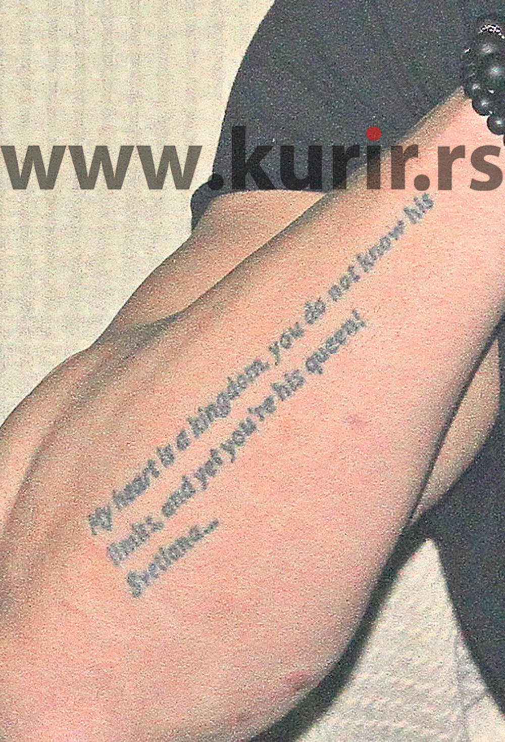 <p>Poznata pevačica je u više navrata isticala da njen&nbsp; suprug ne voli da se fotografiše i eksponira u javnosti. Ipak, jedan neobičan gest otkrio je sve što treba da znate.&nbsp;</p>