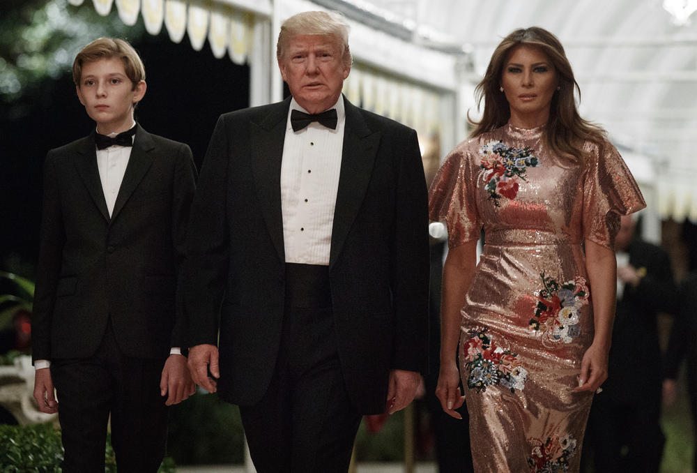 <p>Predsednik Amerike Donald Tramp i njegova porodica priredili su u svojoj privatnoj rezidenciji u Palm Biču zabavu povodom dočeka Nove godine, a sve oči su opet bile uprte u prvu damu.</p>