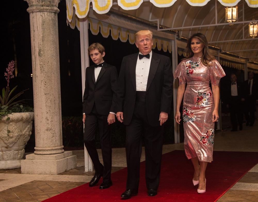 <p>Predsednik Amerike Donald Tramp i njegova porodica priredili su u svojoj privatnoj rezidenciji u Palm Biču zabavu povodom dočeka Nove godine, a sve oči su opet bile uprte u prvu damu.</p>